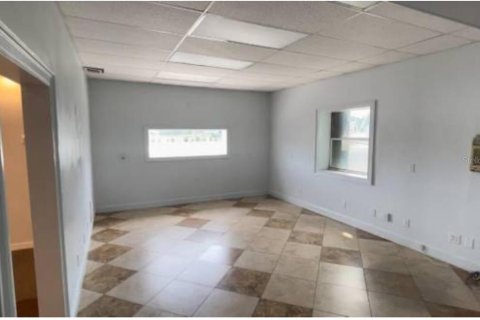 Propiedad comercial en alquiler en Tampa, Florida, 222.97 m2 № 1675631 - foto 11