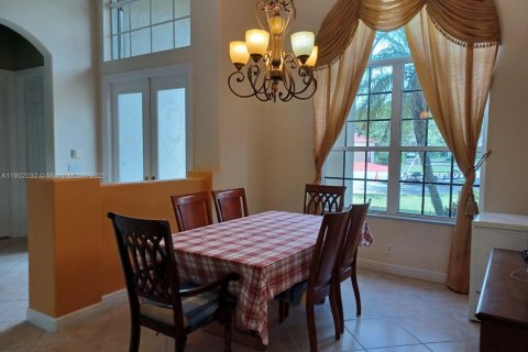 House in Coral Springs, Florida 5 bedrooms, 349.03 sq.m. № 1953064 - photo 5