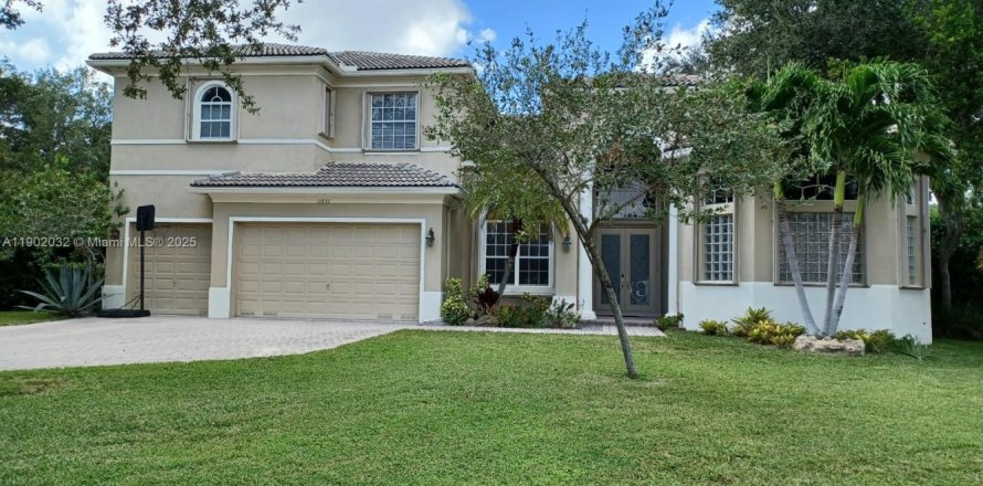 House in Coral Springs, Florida 5 bedrooms, 349.03 sq.m. № 1953064
