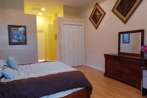 House in Coral Springs, Florida 5 bedrooms, 349.03 sq.m. № 1953064 - photo 7