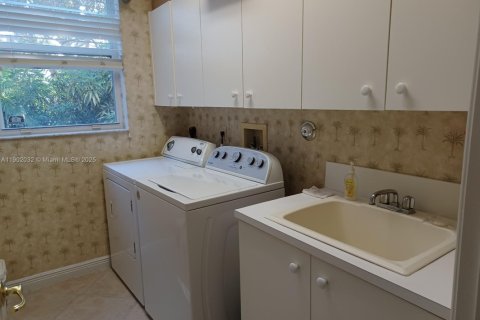 House in Coral Springs, Florida 5 bedrooms, 349.03 sq.m. № 1953064 - photo 17