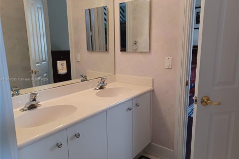 House in Coral Springs, Florida 5 bedrooms, 349.03 sq.m. № 1953064 - photo 22