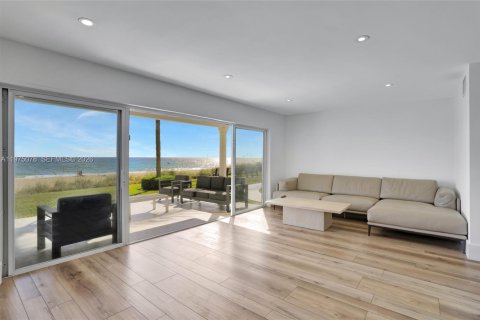 Townhouse in Hillsboro Beach, Florida 4 bedrooms, 213.68 sq.m. № 2040013 - photo 20