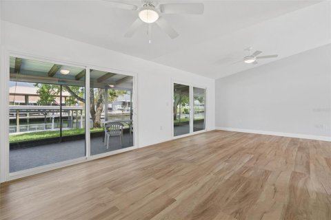 House in Crystal River, Florida 3 bedrooms, 149.76 sq.m. № 2110095 - photo 17