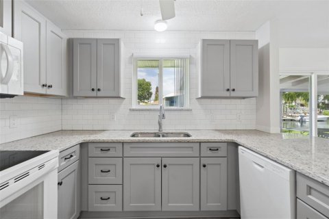 House in Crystal River, Florida 3 bedrooms, 149.76 sq.m. № 2110095 - photo 6