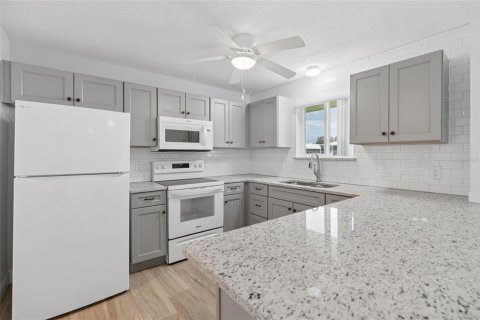 House in Crystal River, Florida 3 bedrooms, 149.76 sq.m. № 2110095 - photo 18