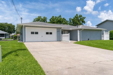 House in Crystal River, Florida 3 bedrooms, 149.76 sq.m. № 2110095