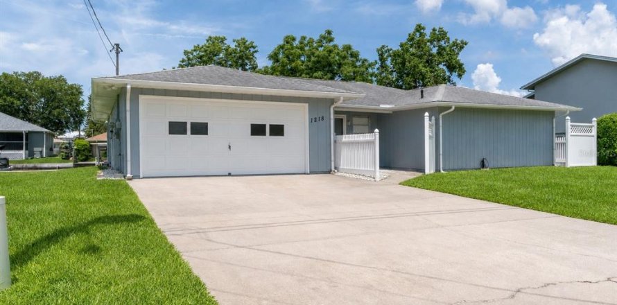 House in Crystal River, Florida 3 bedrooms, 149.76 sq.m. № 2110095