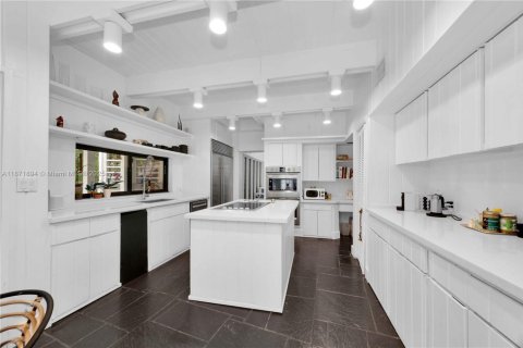 Купить виллу или дом в Корал-Гейблс, Флорида 4 спальни, 464.98м2, № 1978464 - фото 24