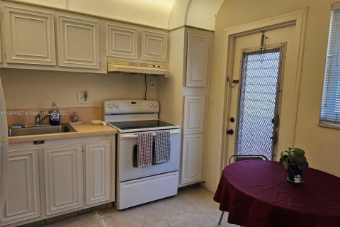 Condo in Sunrise, Florida, 2 bedrooms № 1957230 - photo 6