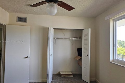 Condo in Sunrise, Florida, 2 bedrooms № 1957230 - photo 17