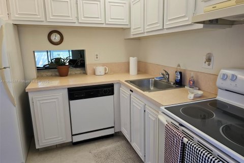 Condo in Sunrise, Florida, 2 bedrooms № 1957230 - photo 7