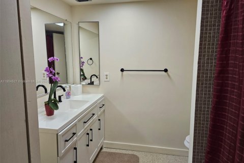 Condo in Sunrise, Florida, 2 bedrooms № 1957230 - photo 12