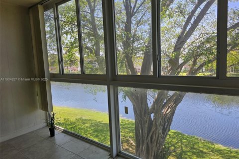 Condo in Sunrise, Florida, 2 bedrooms № 1957230 - photo 19