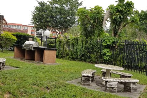 Condo in Sunrise, Florida, 2 bedrooms № 1957230 - photo 23