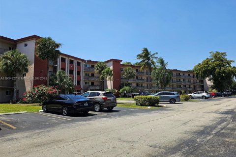 Condo in Sunrise, Florida, 2 bedrooms № 1957230 - photo 24