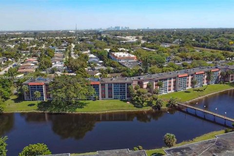 Condo in Sunrise, Florida, 2 bedrooms № 1957230 - photo 22