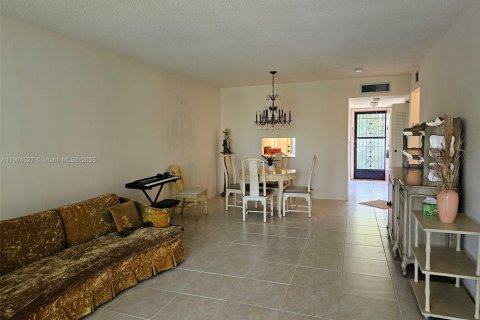 Condo in Sunrise, Florida, 2 bedrooms № 1957230 - photo 3