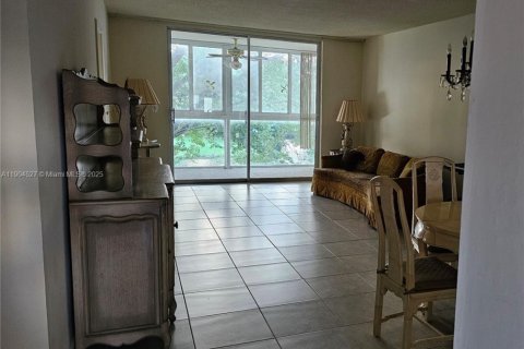 Condo in Sunrise, Florida, 2 bedrooms № 1957230 - photo 2