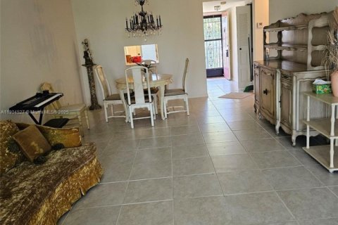 Condo in Sunrise, Florida, 2 bedrooms № 1957230 - photo 4