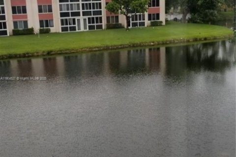 Condo in Sunrise, Florida, 2 bedrooms № 1957230 - photo 20