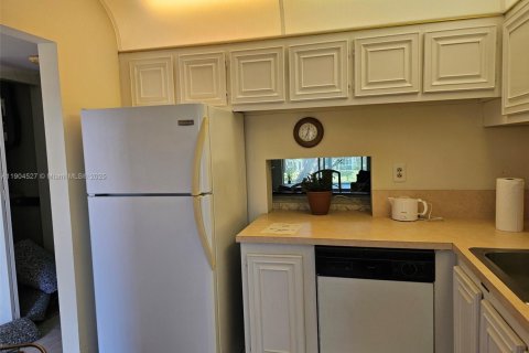 Condo in Sunrise, Florida, 2 bedrooms № 1957230 - photo 8