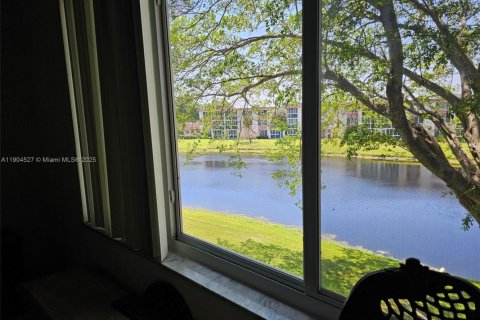 Condo in Sunrise, Florida, 2 bedrooms № 1957230 - photo 1