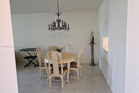 Condo in Sunrise, Florida, 2 bedrooms № 1957230 - photo 5