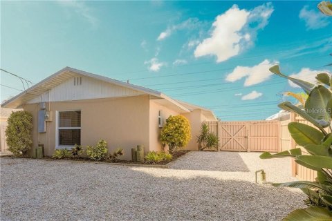 House in Sarasota, Florida 2 bedrooms, 112.6 sq.m. № 2279833