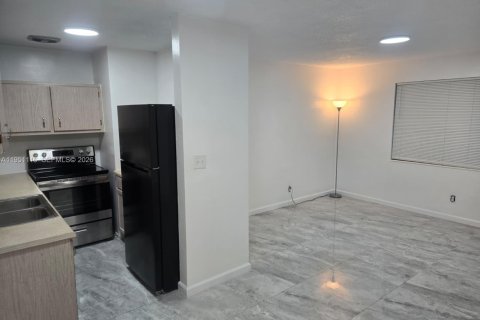 Villa ou maison à louer à Fort Lauderdale, Floride: 1 chambre, 226.96 m2 № 2007302 - photo 2