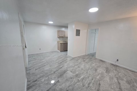 Villa ou maison à louer à Fort Lauderdale, Floride: 1 chambre, 226.96 m2 № 2007302 - photo 4