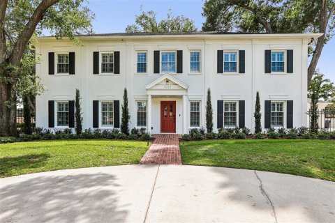 House in Brandon, Florida 4 bedrooms, 435.15 sq.m. № 2232469