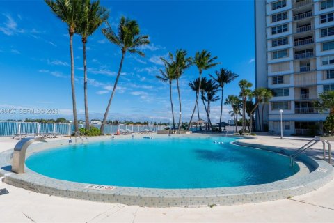 Condo in North Bay Village, Florida, 1 bedroom  № 2025035 - photo 25