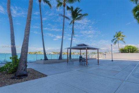 Condo in North Bay Village, Florida, 1 bedroom  № 2025035 - photo 24