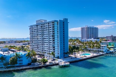 Condo in North Bay Village, Florida, 1 bedroom  № 2025035 - photo 2