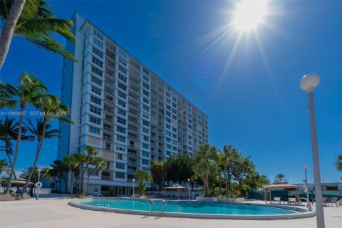 Condo in North Bay Village, Florida, 1 bedroom  № 2025035 - photo 30