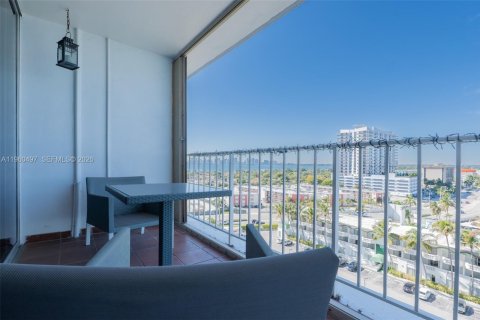 Condo in North Bay Village, Florida, 1 bedroom  № 2025035 - photo 12