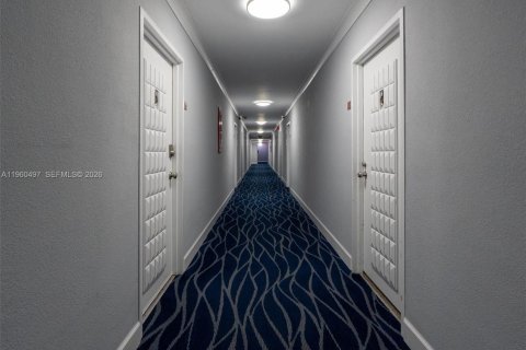 Condo in North Bay Village, Florida, 1 bedroom  № 2025035 - photo 5