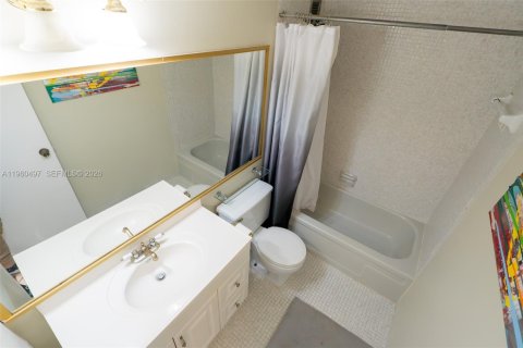Condo in North Bay Village, Florida, 1 bedroom  № 2025035 - photo 16