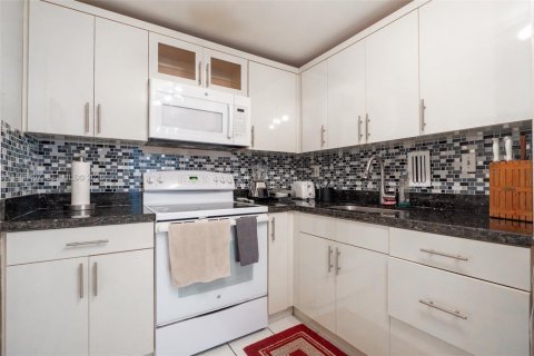 Condo in North Bay Village, Florida, 1 bedroom  № 2025035 - photo 17