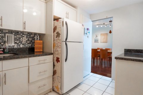 Condo in North Bay Village, Florida, 1 bedroom  № 2025035 - photo 18