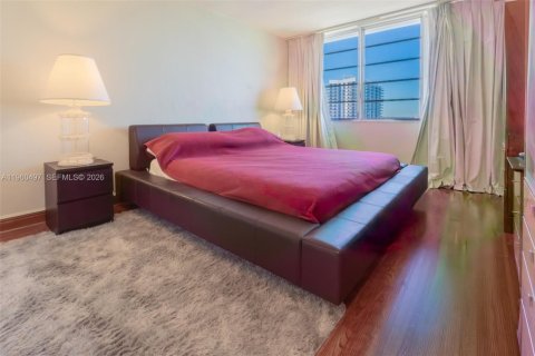 Condo in North Bay Village, Florida, 1 bedroom  № 2025035 - photo 14