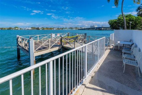 Condo in North Bay Village, Florida, 1 bedroom  № 2025035 - photo 29