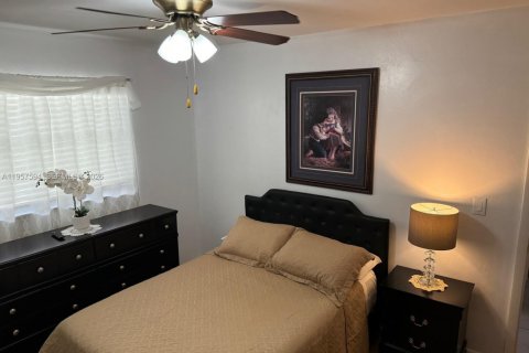 Casa en venta en Cape Coral, Florida, 3 dormitorios № 2011608 - foto 4