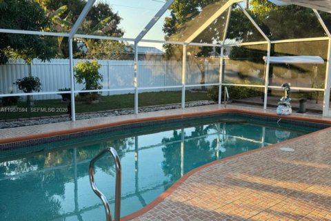 Casa en venta en Cape Coral, Florida, 3 dormitorios № 2011608 - foto 9