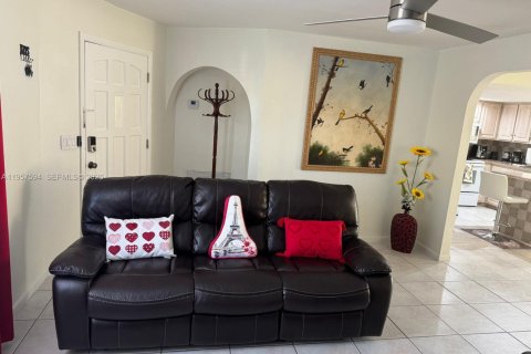 Casa en venta en Cape Coral, Florida, 3 dormitorios № 2011608 - foto 5