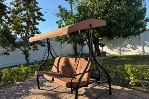 Casa en venta en Cape Coral, Florida, 3 dormitorios № 2011608 - foto 6