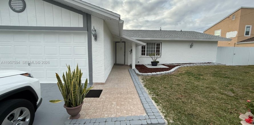 Casa en Cape Coral, Florida 3 dormitorios № 2011608