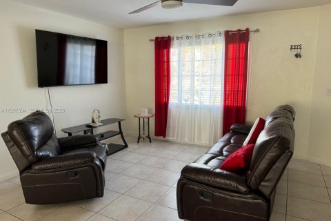 Casa en venta en Cape Coral, Florida, 3 dormitorios № 2011608 - foto 2