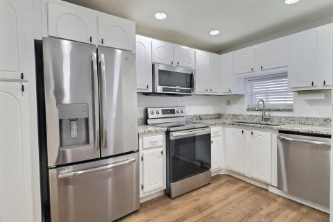 Condo in Pembroke Pines, Florida, 2 bedrooms  № 2083346 - photo 2